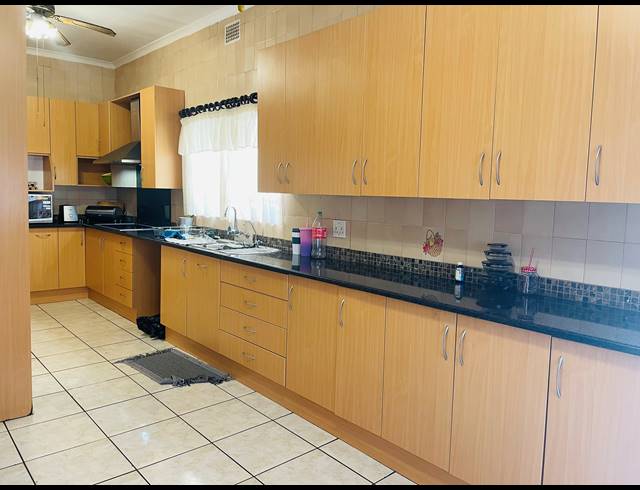 4 BEDROOM HOUSE FOR SALE IN SELECTION PARK